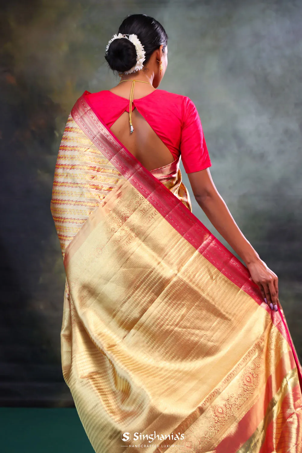 Vegas Gold Kanjivaram Silk Saree With Zigzag Weave
